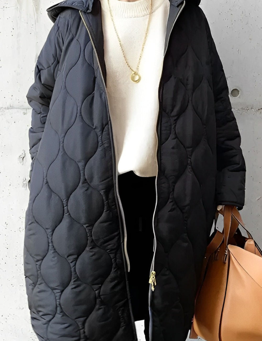 PRISCILLA™ | PARKA CON CAPUCHA Y DETALLES CUIDADOSOS