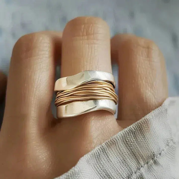 Anillo Plateado con Hilos Dorados