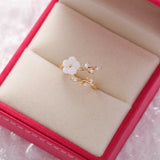 Anillo Ajustable con Flor Silvestre y Zircón en Oro