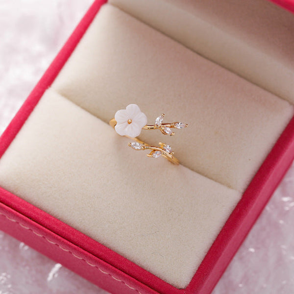 Anillo Ajustable con Flor Silvestre y Zircón en Oro