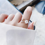 Anillo Ajustable con Flor Silvestre y Zircón en Oro