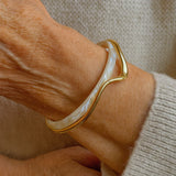 Pulsera Elegante Abierta en Esmalte Blanco y Oro