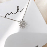 Collar de Cristal con Copo de Nieve Brillante en Oro y Plata