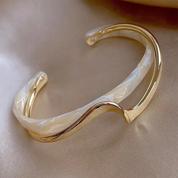 Pulsera Elegante Abierta en Esmalte Blanco y Oro