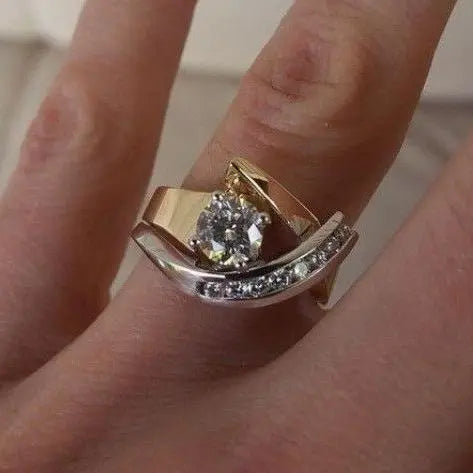 Anillo Vintage Irregular en Dorado y Plateado con Zirconia