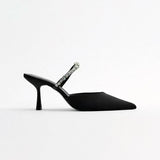 Sandalias de tacón alto con punta afilada adornadas con strass