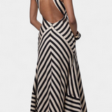 Crispina Vestido Maxi Halter con Rayas Chevron y Espalda Descubierta