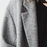 Lora | Abrigo Clásico Felisha con Corte Refinado y Estilo Atemporal