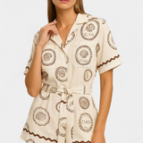 Seashell Mono Camiseta con Detalle de Concha y Botones