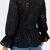 Kayden | Top Bohemio de Encaje con Corte Fluido