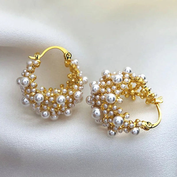 Aros de diseño vintage en oro y perlas