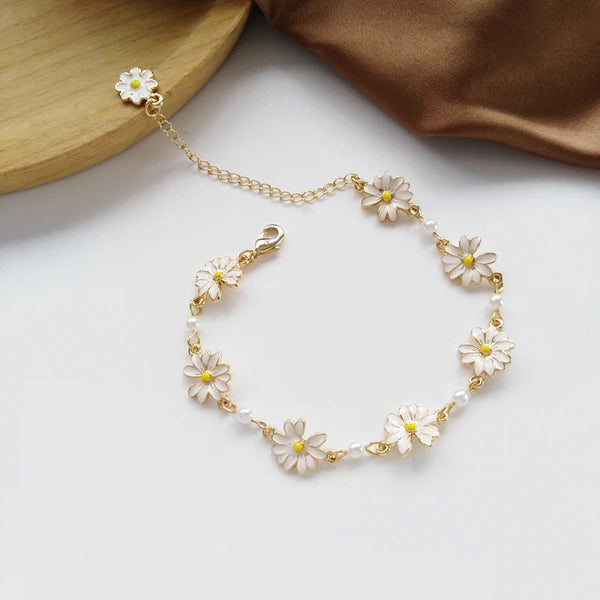 Pulsera Vintage con Perlas, Oro y Flores Blancas