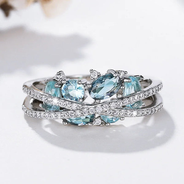 Anillo con cruz en plata y piedra preciosa azul