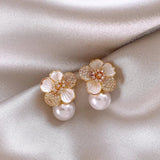 Pendientes con Colgante de Camelias Blancas y Perla