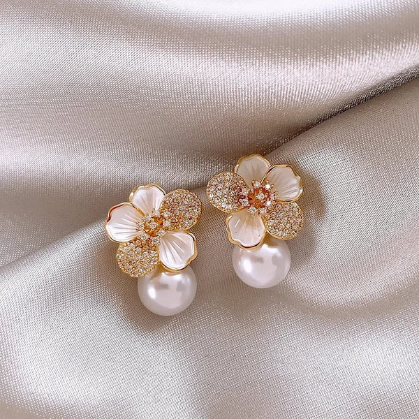 Pendientes con Colgante de Camelias Blancas y Perla